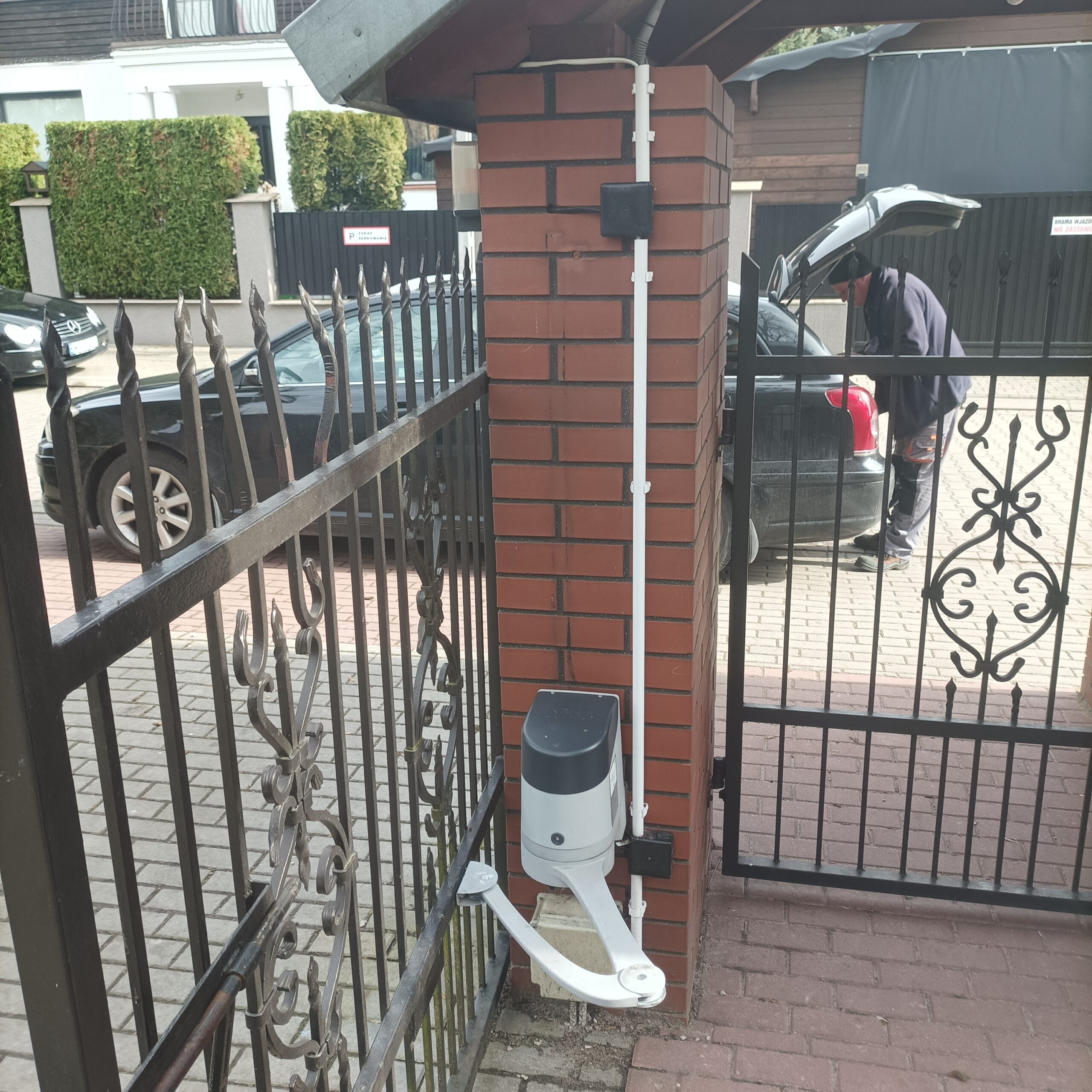 Siłownik HOPP do bramy skrzydłowej – serwis i regulacja automatyki