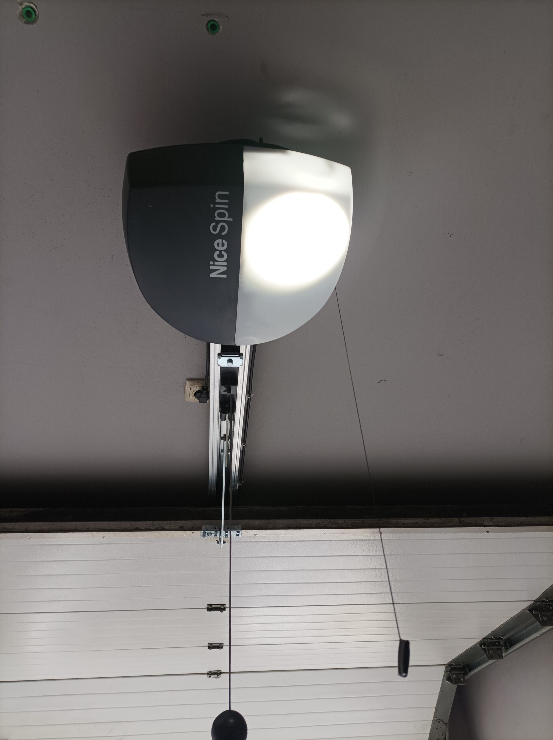 Montaż siłownika do bramy garażowej SPIN - lokalizacja Warszawa