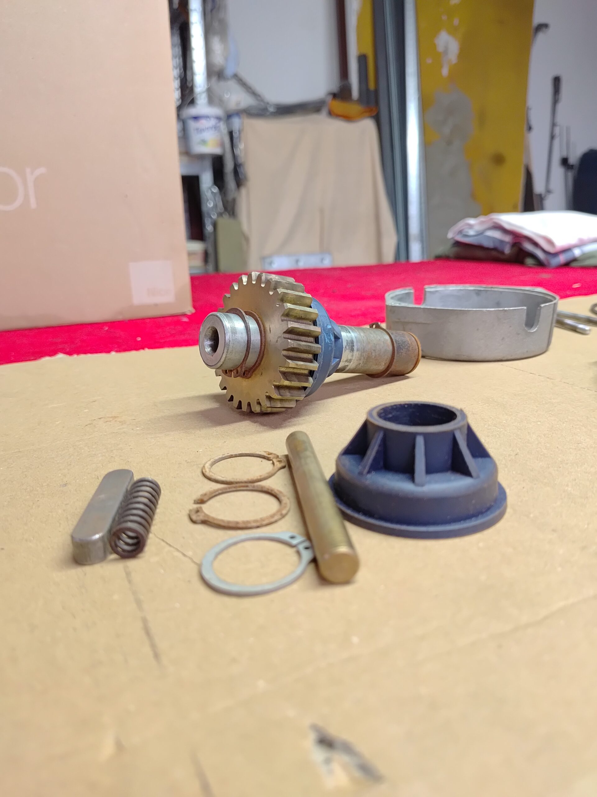 RO300 rozebrany siłownik – wał i mosiężna ślimacznica podczas remontu automatyki bramy przesuwnej