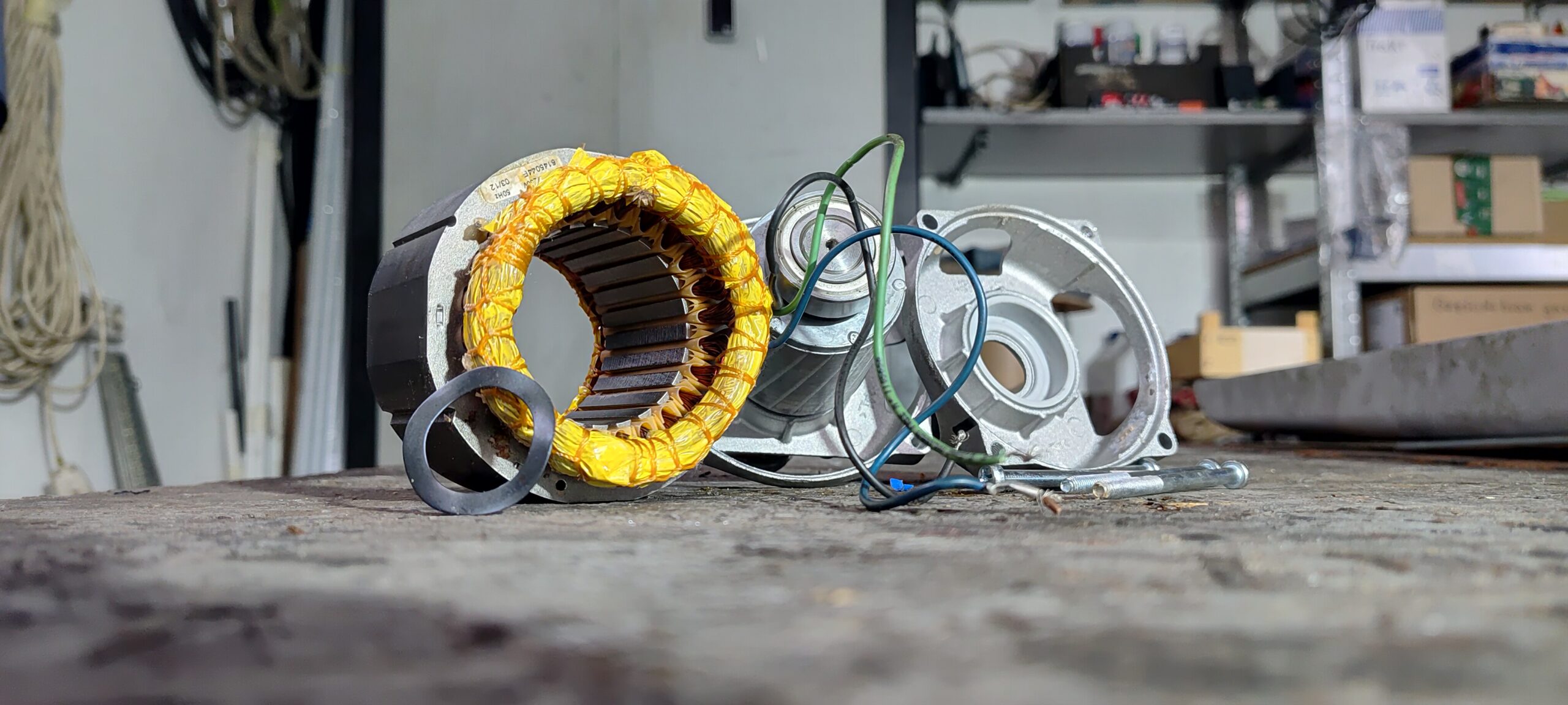 RO300 rozebrany zespół silnika – wirnik, stojan i pokrywa podczas remontu siłownika bramy przesuwnej