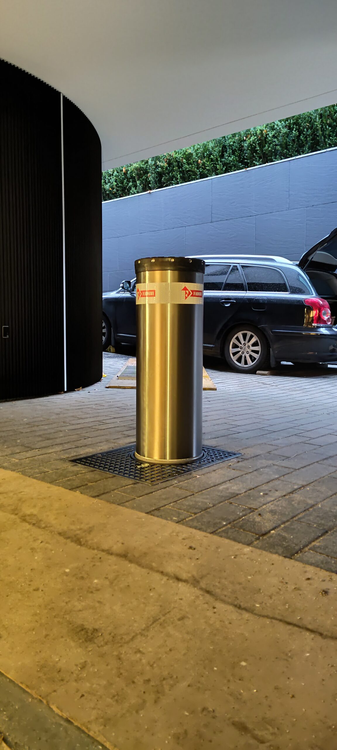 Fadini TALOS M50 – słupek antyterrorystyczny po montażu, widok z boku (pozycja otwarta)