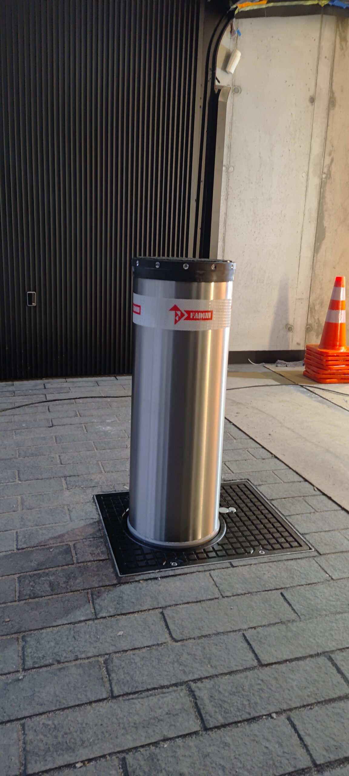 Słupek antyterrorystyczny Fadini TALOS M50 zamontowany u klienta – pozycja otwarta