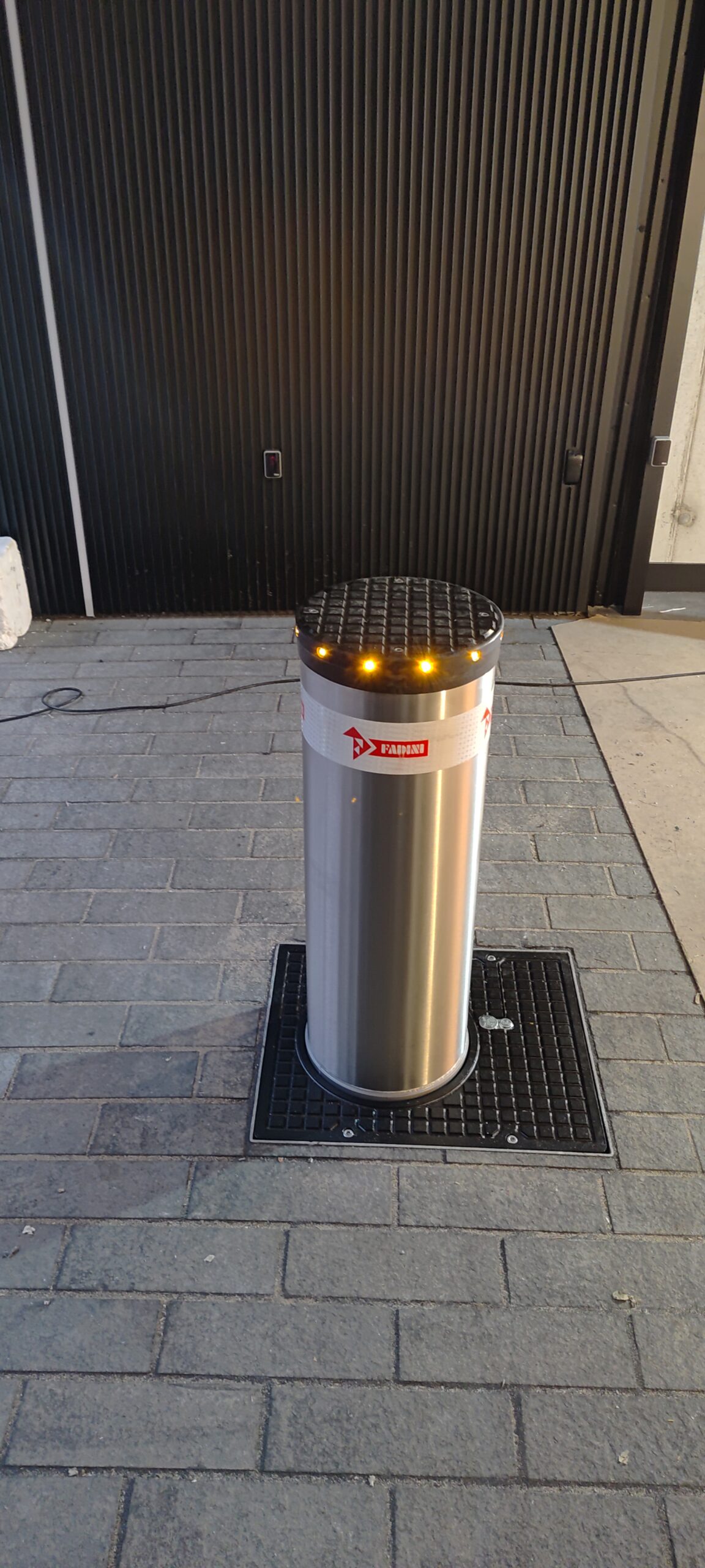 Słupek antyterrorystyczny Fadini TALOS M50 – ujęcie z góry, pozycja otwarta po montażu