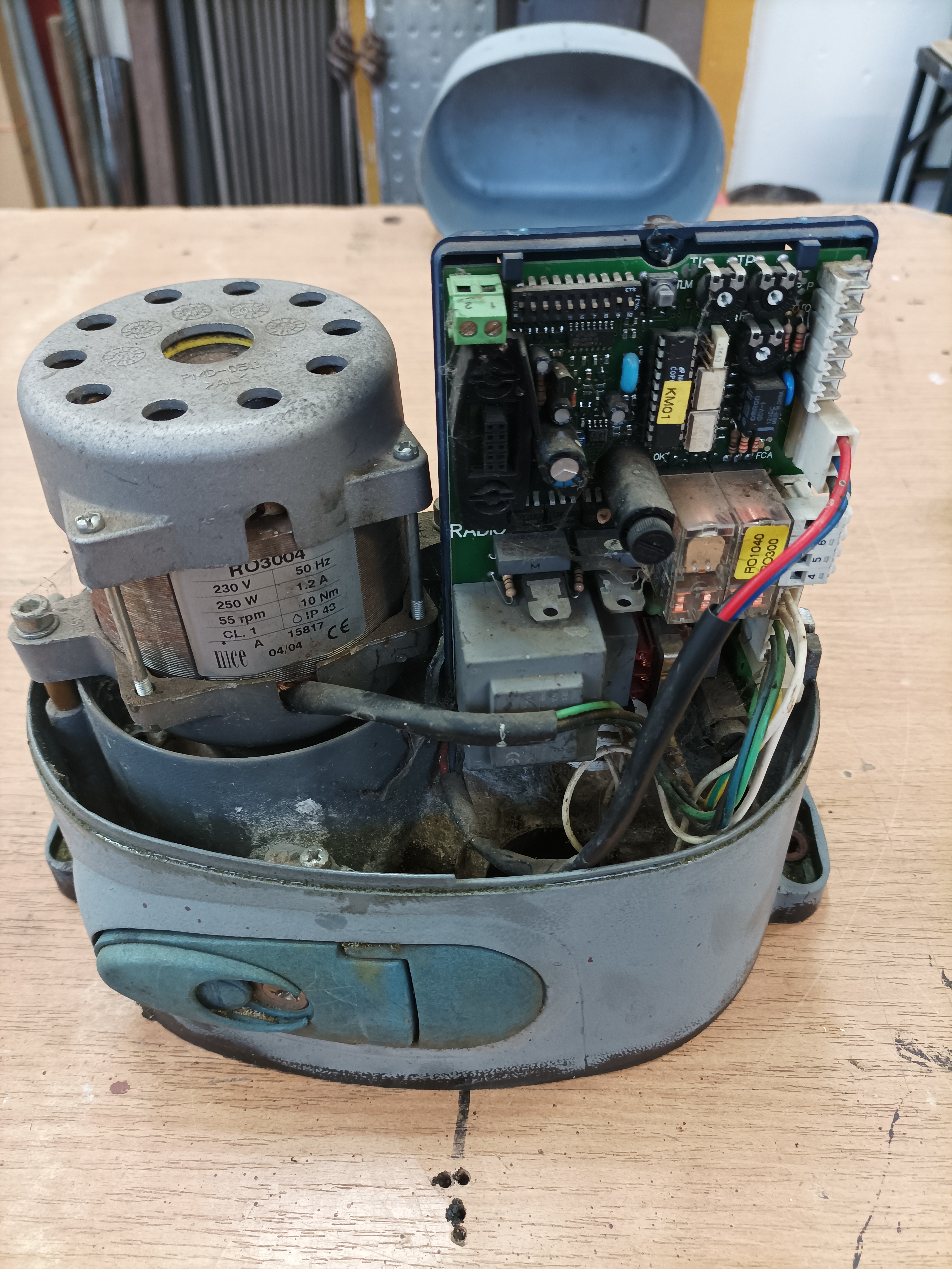 Siłownik RO300 do bramy przesuwnej przed remontem – diagnostyka i serwis automatyki