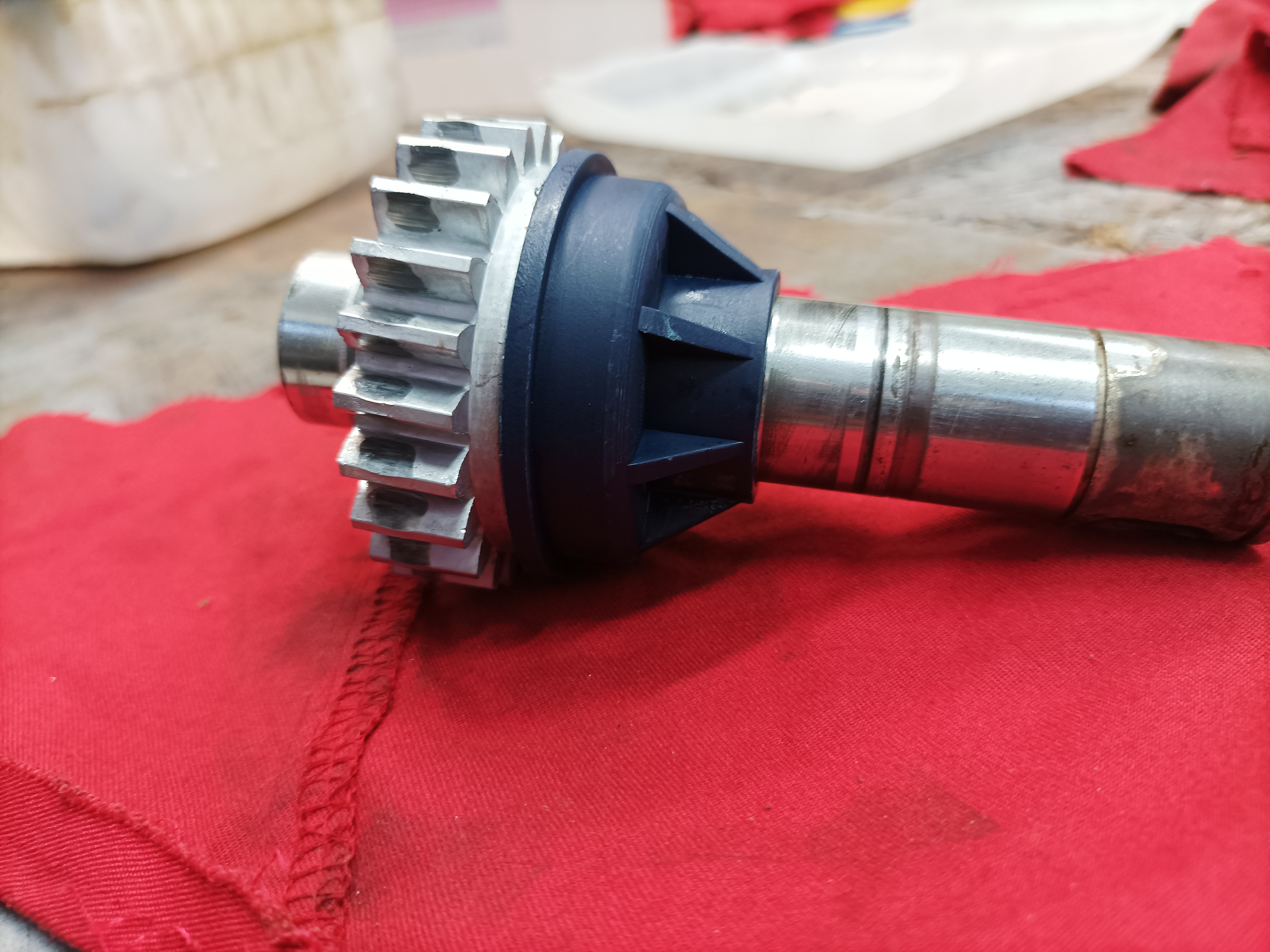 RO300 wał ze ślimacznicą bez łożyska – elementy napędu podczas remontu siłownika