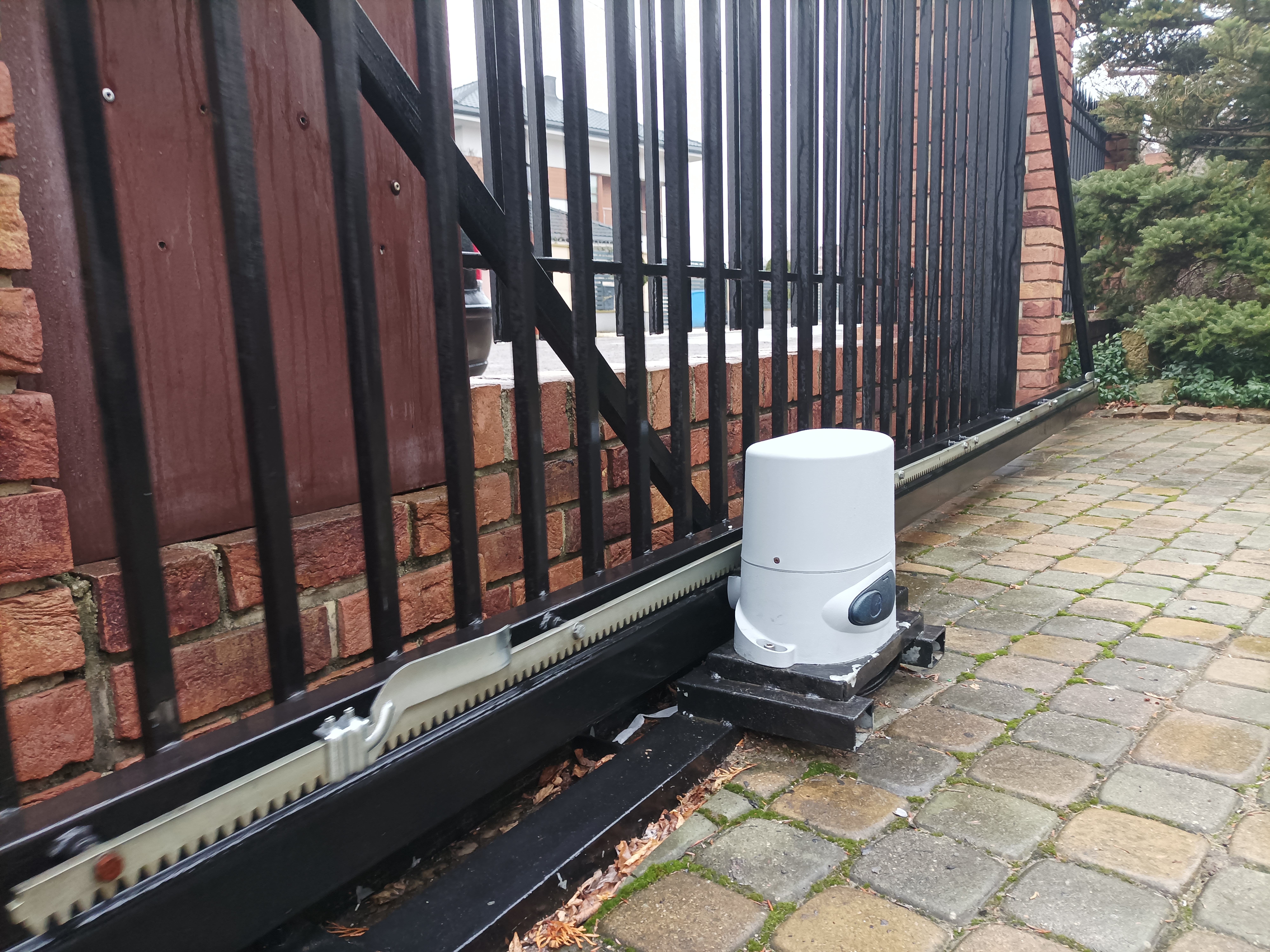 Siłownik RO300 do bramy przesuwnej po remoncie – montaż u klienta i regulacja automatyki